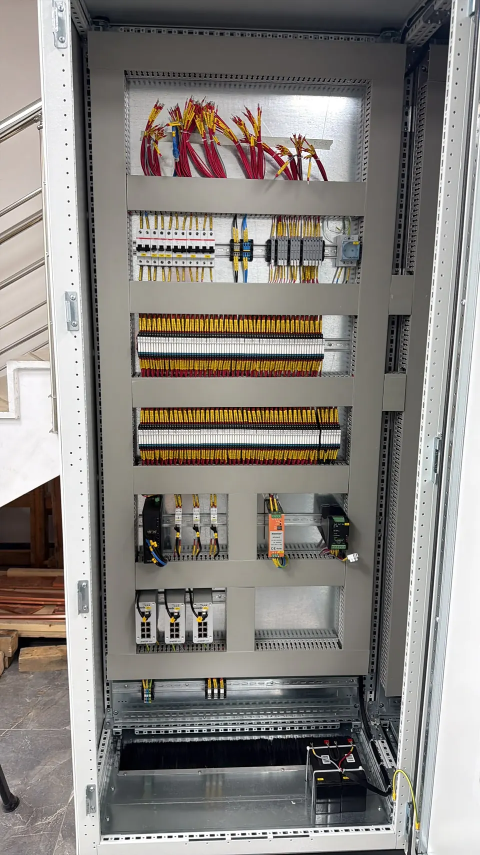 Atölyede imalatı tamamlanmış, kapakları açık PLC otomasyon panosu
